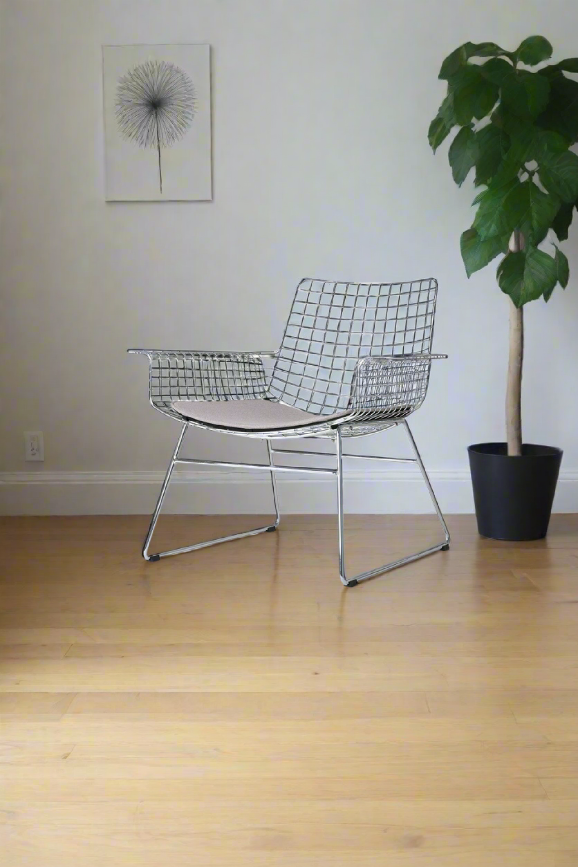 Metal Wire Lounge Chair with Silver Seat Cushion